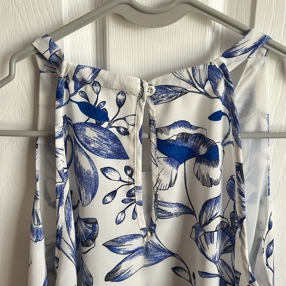 C & E Floral Print Sleeveless Blouse White Blue Tank Top Casual Size Medium - Picture 6 of 9